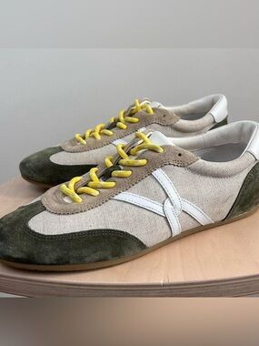 Brand New Veronica Beard Sneakers Size
US 7.5 W